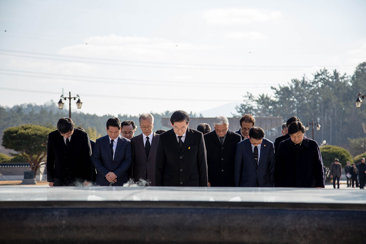  17일(토) 오전 박원순 서울시장이 광주 운정동 국립5.18민주묘지를 찾아 참배하였다.