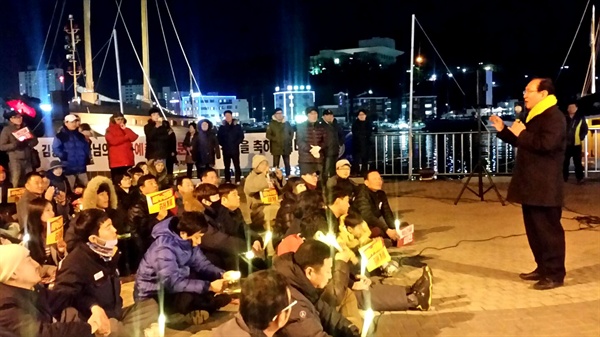 박근혜퇴진 통영운동본부는 17일 오후 강구안문화마당에서 '촛불과 함께 하는 노회찬 의원 시국강연회'를 열었다.