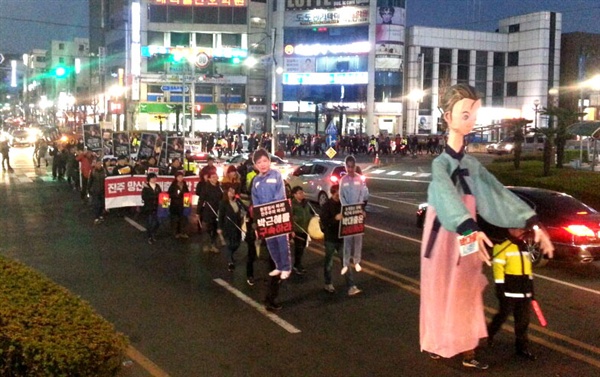 박근혜퇴진 민주확립 진주시국회의는 17일 오후 진주성 앞에서 '박근혜 퇴진 촛불집회'를 연 뒤, 새누리당 박대출 의원 사무실 앞까지 거리행진해 집회를 열었다.