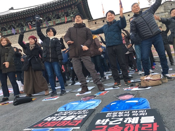 박근혜퇴진 민주확립 진주시국회의는 17일 오후 진주성 앞에서 '6차 진주시국대회, (박)대출 상환 촛불문화제'를 열고 거리행진했다.