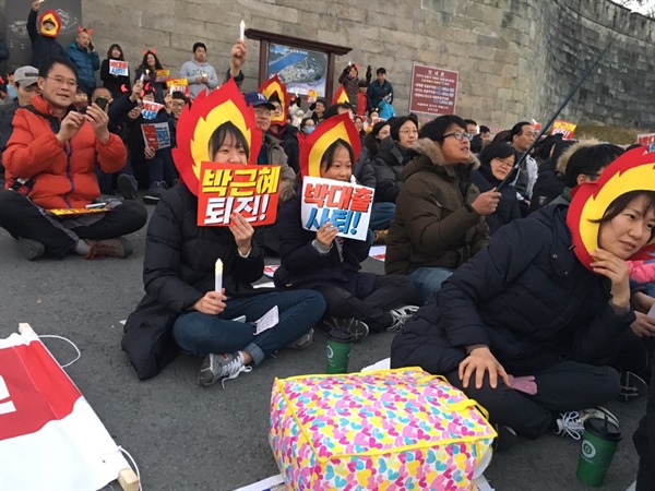 박근혜퇴진 민주확립 진주시국회의는 17일 오후 진주성 앞에서 '6차 진주시국대회, (박)대출 상환 촛불문화제'를 열고 거리행진했다.