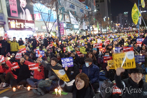  대구 중앙로에서 열린 박근혜 퇴진 시국대회에 주최측 추산 5000여 명의 시민들이 참여해 자유발언을 한 뒤 거리행진을 벌였다.