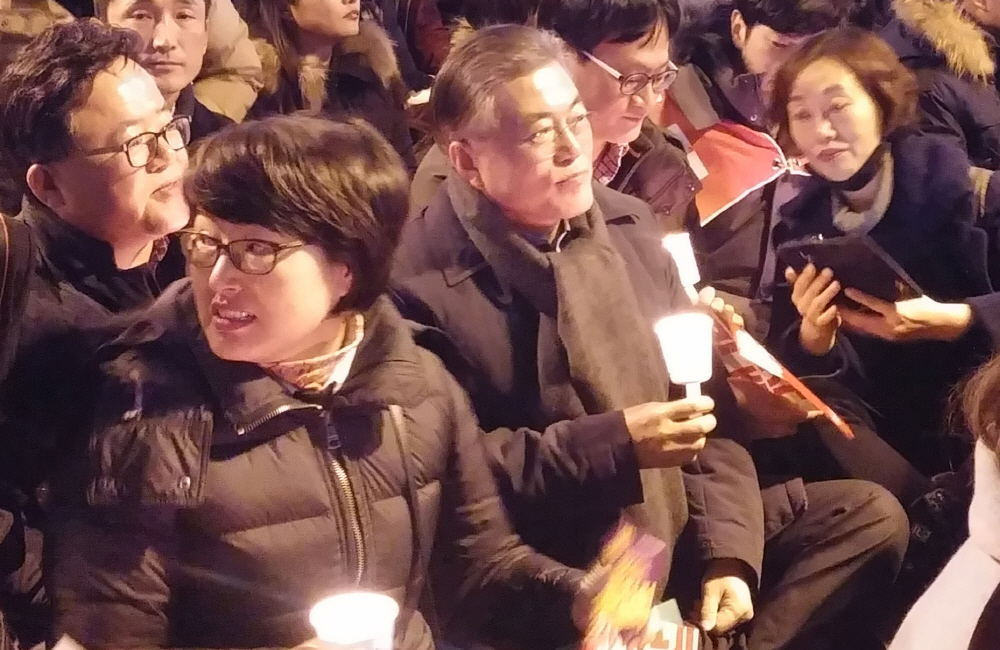 문재인 전 더불어민주당 대표가 17일 오후 6시쯤 울산 남구 삼산동 롯데백화점 광장에서 열린 울산시민촛불집회에 서 시민들과 함께 촛불을 들고 시민들의 발언을 경청하고 있다 