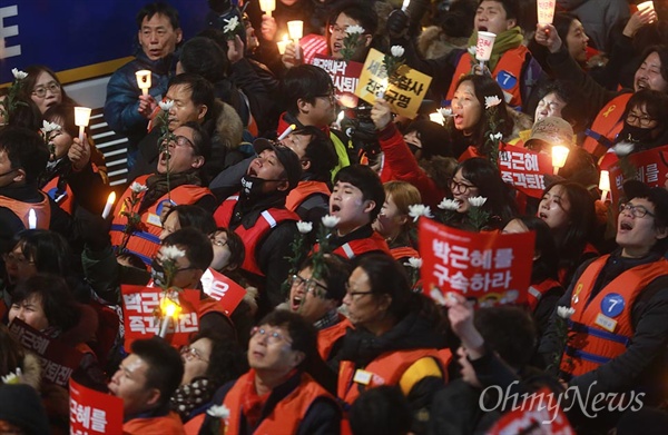 세월호 조끼 입은 시민들 "황교안 사퇴하라" 세월호 304명 희생자를 뜻하는 구명조끼를 입은 시민들이 총리 공관 100m 앞까지 행진한 뒤 황교안 대통령 권한대행의 동반 퇴진을 촉구하고 있다.