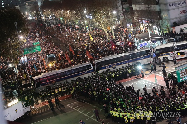 헌법재판소 앞으로 간 촛불시민 2016년 12월 17일 오후 광화문광장에서 열린 '박근혜 즉각퇴진 공범처벌, 적폐청산의 날 - 8차 촛불집회'에 참석한 시민들이 종로구 재동 헌법재판소 부근 안국역까지 행진한 뒤 ‘박근혜 탄핵’ 요구 촛불집회를 열고 있다.