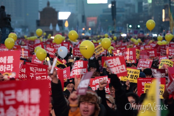 17일 오후 광화문광장에서 열린 '박근혜 즉각퇴진 공범처벌, 적폐청산의 날 - 8차 촛불집회’에 참석한 시민들이 ‘박근혜 탄핵’ ‘박근혜 구속’을 촉구하고 있다.