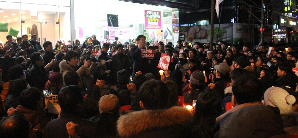 17일 오후 8시 쯤, 이재명 대전시장이 대전시민들 앞에서 길거리 시국연설을 하고 있다.