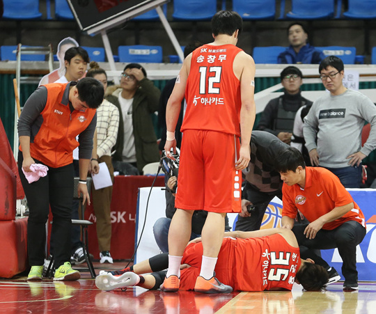  11일 안양 KGC전에서 무릎 부상을 당한 최준용. 그의 공백은 SK 공격력에 심각한 타격이다.