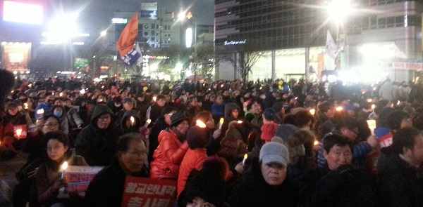 제8차 범국민대회 참석 시민들이 박근혜 대통령 즉각 퇴진과 황교안 대행 사퇴를 촉구했다.