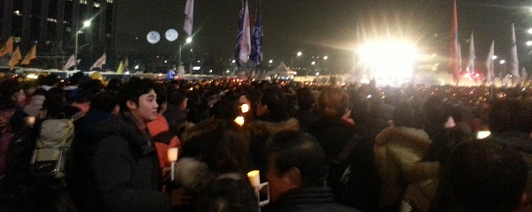 제8차 범국민대회 참석 시민들이 박근혜 대통령 즉각 퇴진과 황교안 대행 사퇴를 촉구했다.