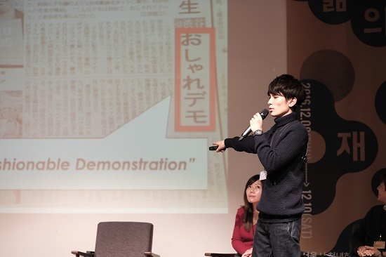 연단에 서서 발표하는 스와하라 타케시의 모습. 
