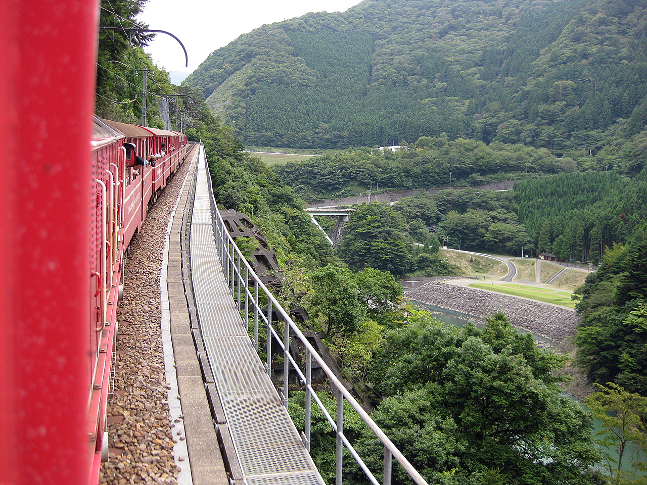  나가시마댐을 향해 급경사를 오르는 아프트식열차.