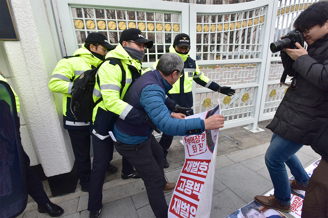  '전국민주노동조합총연맹' 관계자들이 19일 오전 서울 종로구 세종로 정부서울청사앞에서 '황교안 퇴진! 박근혜 정권 적폐청산 - 정책폐기! 부역장관 퇴진!'을 요구하는 기자회견을 열고 '전국민주노동조합총연맹' 관계자들이 19일 오전 서울 종로구 세종로 정부서울청사앞에서 '황교안 퇴진! 박근혜 정권 적폐청산 - 정책폐기! 부역장관 퇴진!'을 요구하는 기자회견을 열고 황교안 대통령 권한대행 및 부역장관 퇴진을 요구하는 스티커를 정부서울청사 출입문에 붙이려 하자 경찰이 막아서고 있다.