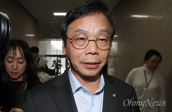 국정조사 위증교사 의혹이 제기된 이완영 의원이 기자회견을 하기 위해 19일 오후 국회 정론관으로 향하고 있다. 