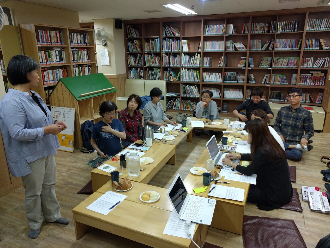 동천마을 네트워크 관계자들이 '동천동 마을교육 생태계 실험프로젝트'에 대해 논의하고 있다.