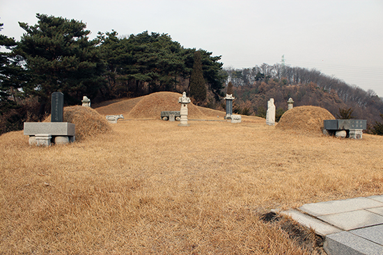 왼쪽부터 이양녀의 헛묘, 가운데에 송상현 공 묘소, 오른쪽에 금섬의 묘가 나란히 앉아 있다. 이 묘터는 충렬사에서 1km가량 떨어진 곳의 산중턱 높은 곳에 자리잡고 있다. 본래 공의 묘소는 부산에 있었는데 선조가 좋은 명당을 찾아 옮기라 하여 아무 연고도 없는 이곳으로 이장되었다고 한다. 본부인인 성주이씨 정경부인의 묘소는 충렬사에서 남쪽으로 1km가량 떨어진 곳에 혼자 놓여 있는데, 이는 임금이 정해준 묘소에 임의로 산소를 추가할 수 없었기 때문이다. (임금이 산소를 정해줄 때 송상현과 금섬만 죽었으므로 이곳에 묘소를 설치했고, 이양녀는 금섬의 묘비에 이름만 새겨두었다가 뒷날 헛묘를 만들었다.)