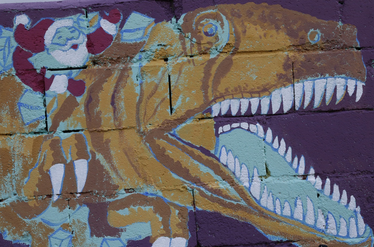 공룡을 타고 다니는 산타 할아버지. 이슬촌 마을의 건물 벽에 그려진 그림이다.