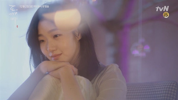  tvN 10주년 특별기획 금토드라마 <도깨비> 속 지은탁(김고은 분). 굳이 이런 설정의 캐릭터를 만든 이유가 의아하다.