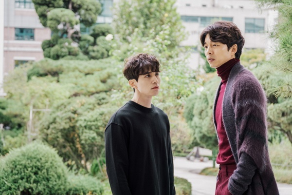 tvN 10주년 특별기획 금토드라마 <도깨비>의 스틸 이미지. 두 남자 캐릭터의 '케미'에 눈이 간다.