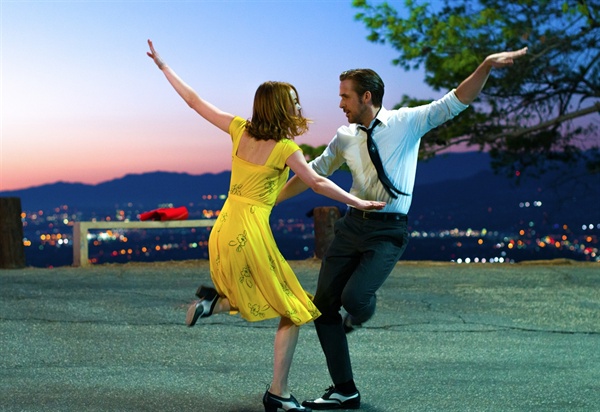  영화 속 남녀 주인공이 함께 춤을 추는 장면은 아름다운 LA의 배경과 더불어 감동을 준다.