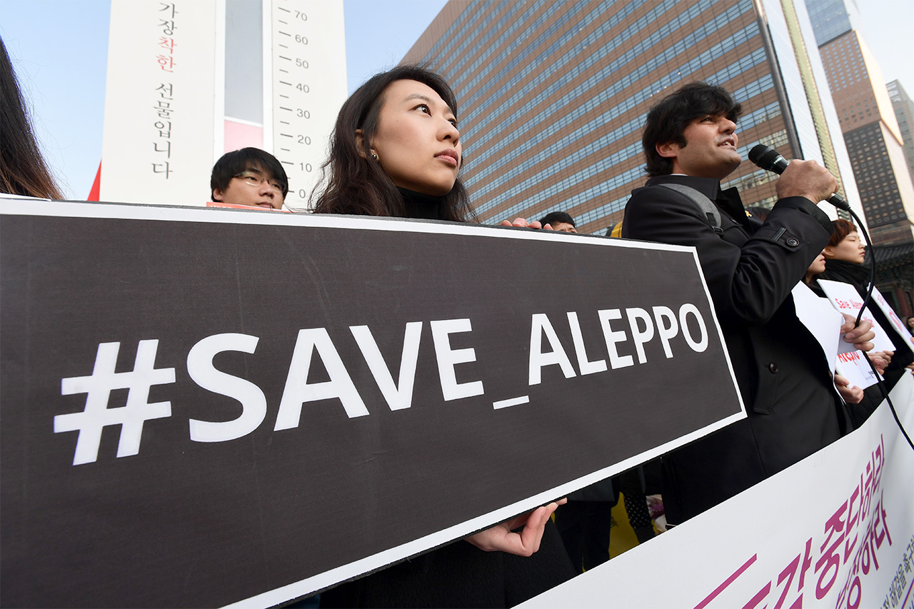 '시리아 내전의 평화적 해결'을 촉구하는 20개 시민사회단체 회원들이 20일 오전 서울 종로구 광화문광장에서 기자회견'을 열고 "시리아 전역에 대한 공습을 즉각 중단하고 공포속에서 피난을 희망하는 알레포를 비롯한 모든 지역 주민들의 안전한 피난을 보장하라"고 촉구하고 있다.