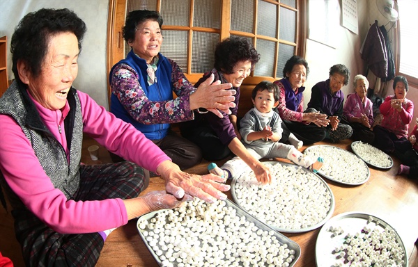 20일 함양 휴천면 송전마을 주민들의 새알 빚기.
