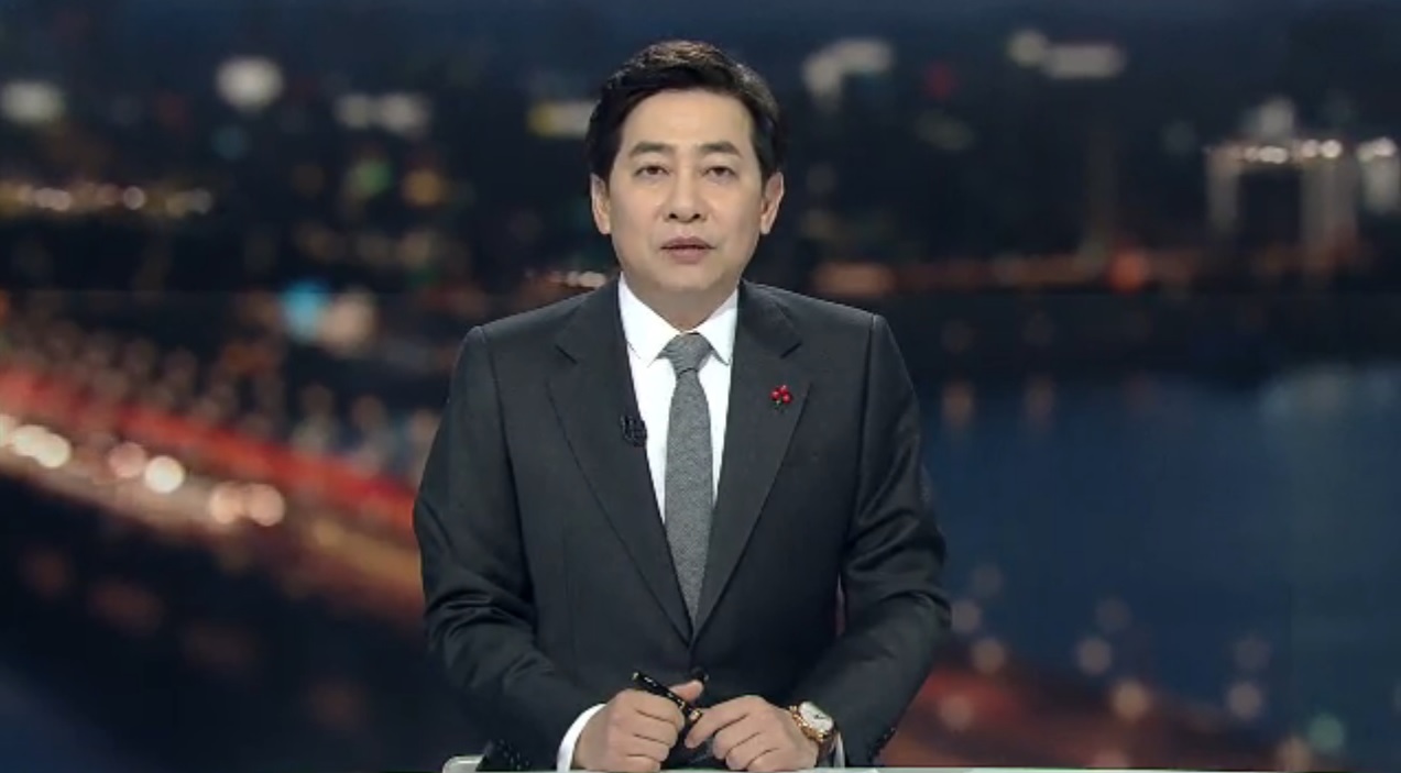  19일 방송된 SBS <8시 뉴스>를 진행 중인 김성준 앵커. 