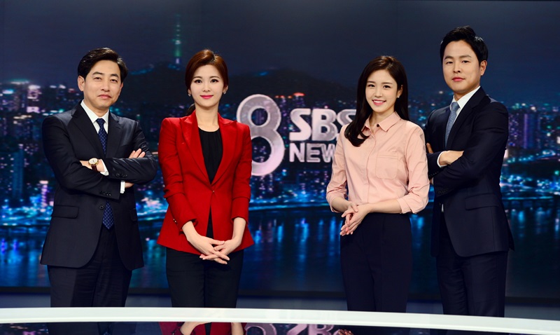 개편을 맞아 새롭게 교체된 SBS <8시 뉴스> 진행자들. 