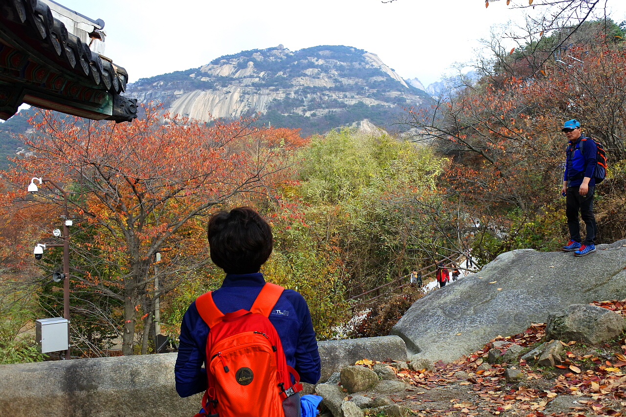 북한산계곡 역사트레킹에 참가한 후원자. 뒤로 보이는 봉우리는 원효봉이다. 