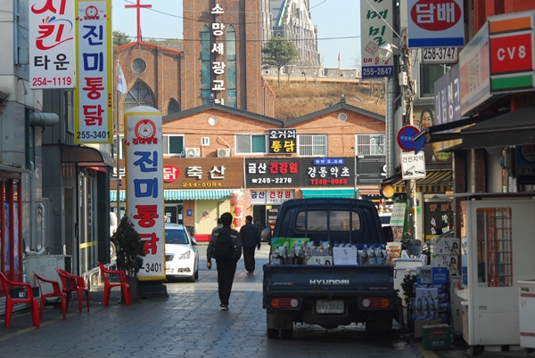 오후가 되면 줄을 서서 기다리는 사람들이 있을 정도로 분주했던 통닭거리가 한산하기만 하다