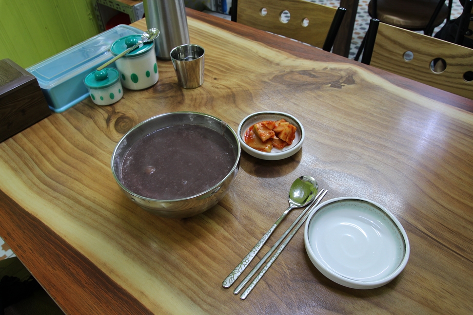 여수 수산시장 수미네죽집의 동지팥죽 한 그릇은 5000원으로 가격도 착하다. 
