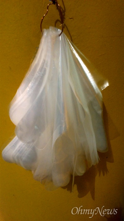 (셀프)주유소에 걸려 있는 비닐 장갑.