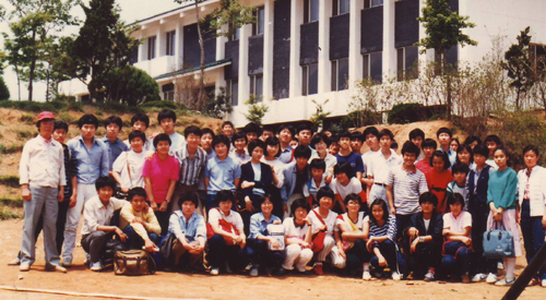 1983학년도 이대부고 1-1반 학생들과 생활훈련관 앞에서(1983. 5.)