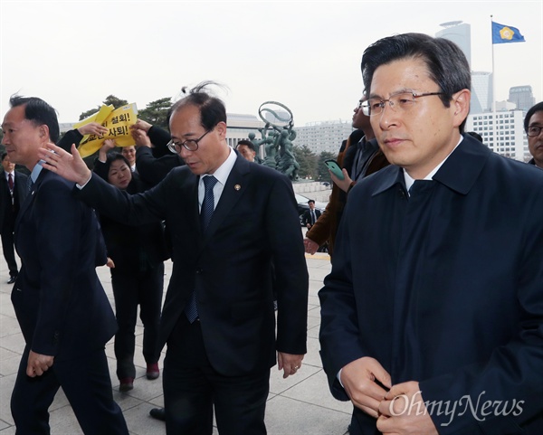 황교안 코앞에서 "사퇴하라" 기습시위 황교안 대통령 권한대행 국무총리가 21일 오후 국회 대정부질문에 출석하기 위해 국회 본청에 도착하자, 평통사 회원이 사드배치 철회와 황 총리 사퇴를 촉구하며 기습시위를 벌이고 있다.  