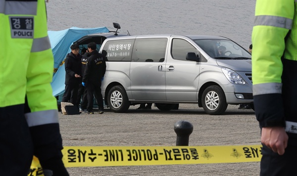 홍대 클럽 인근에서 실종된 대학생 이아무개씨가 실종 8일째인 21일 오전 한강에서 숨진 채 발견됐다. 서울 망원한강공원 선착장에서 관계자들이 시신을 차량에 옮기고 있다.