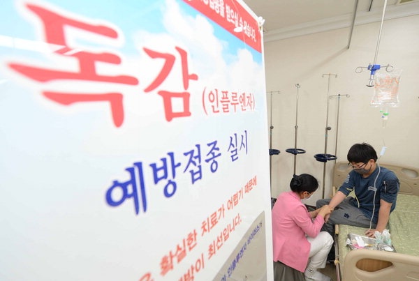 전국적으로 독감이 유행하는 가운데 창원시 마산회원구 365병원 주사실에서 독감에 걸린 한 학생이 주사제 처방과 함께 링거 주사를 맞고 있다.