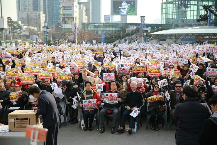박사모가족이 지난 12월 3일 서울역 앞에서 보수단체들과 함께 탄핵반대 집회를 열고 있다 