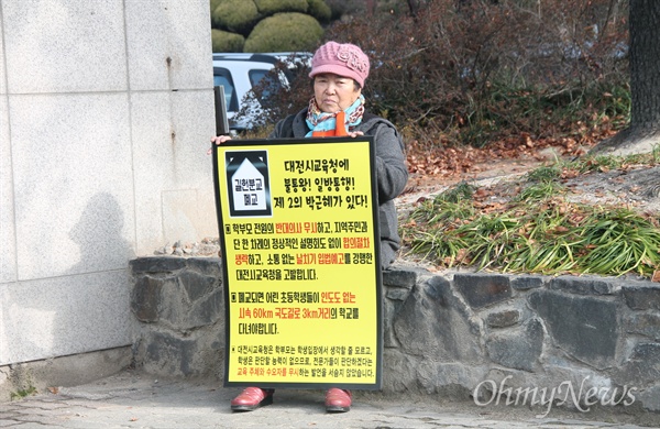 자신이 타는 휠체어에 초등학교 1학년 손자를 태워 매일 등하교 시키고 있는 김평난(73)씨. 