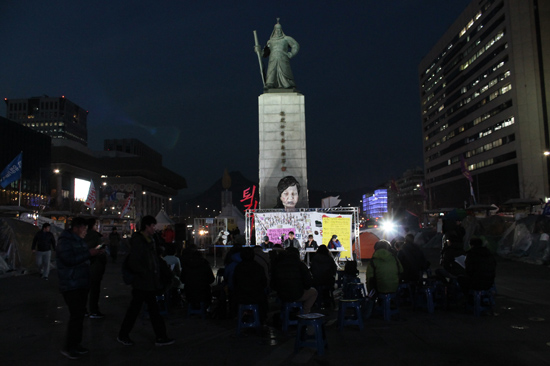 지난 20일 서울 광화문 광장에서 '박근혜 퇴진 이후 광장정치의 문화적 의미와 예술운동의 방향'이란 주제로 촛불광장토론 다섯 번째 시간이 마련됐다.