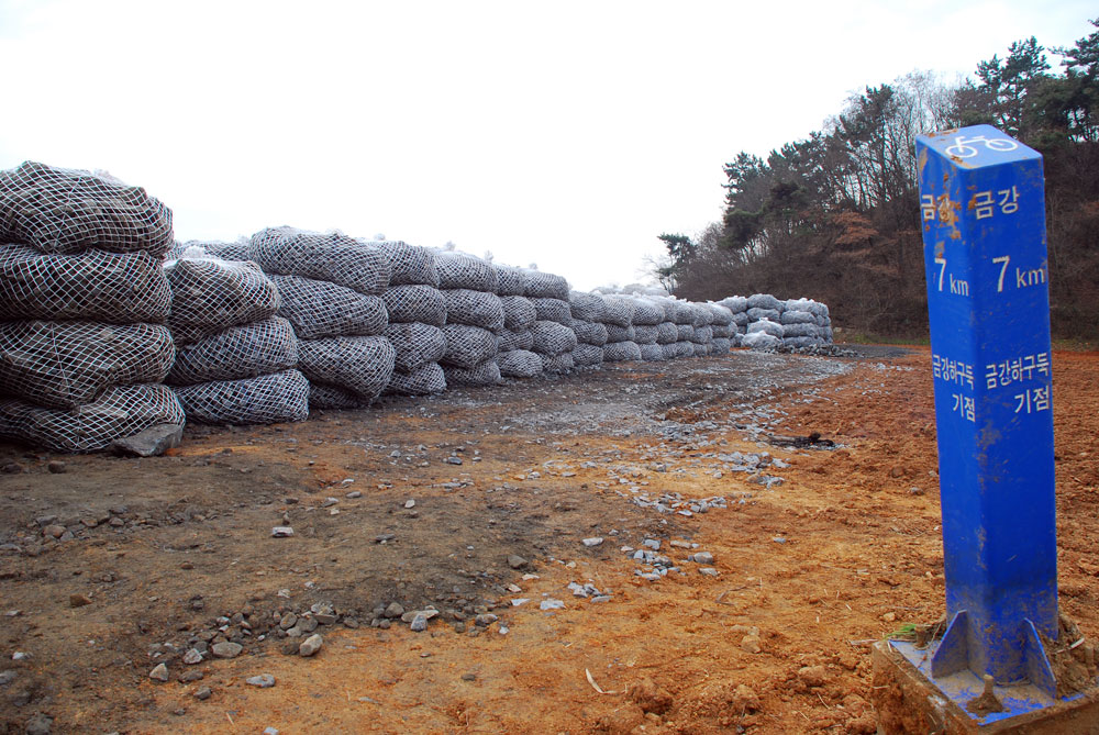 서천군 화양면 연꽃단지 인근의 자전거도로 공사를 위해 쌓아 놓은 돌망태.