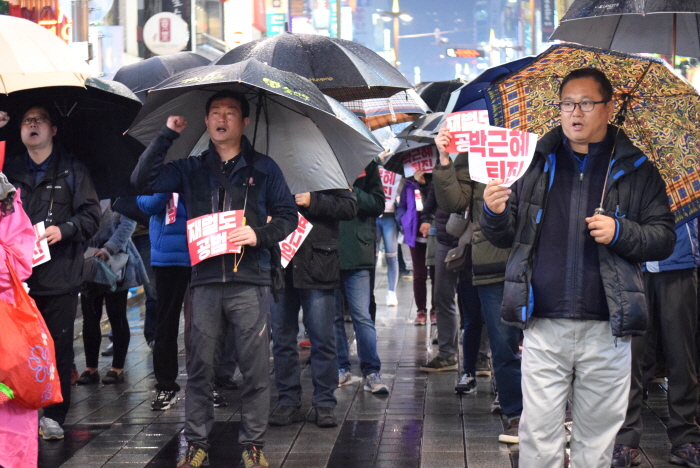 우산을 쓴 참가자들이 박근혜 즉각 퇴진을 요구하는 구호를 외치고 있다.
