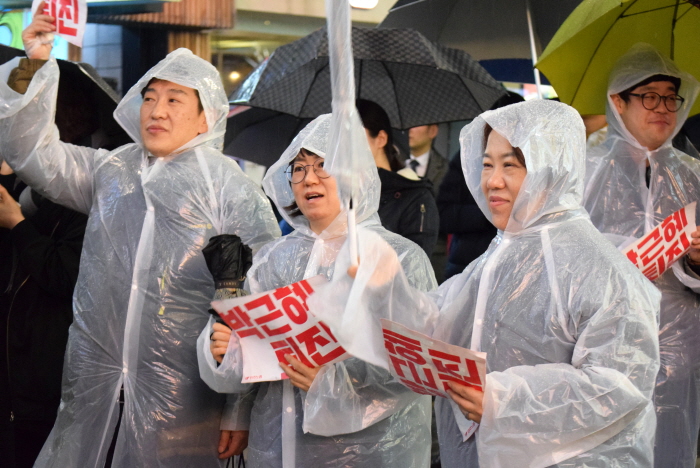 폭우도 아랑곳 하지 않고 박근혜 퇴진을 외치는 민주노총 부산본부 조합원들


