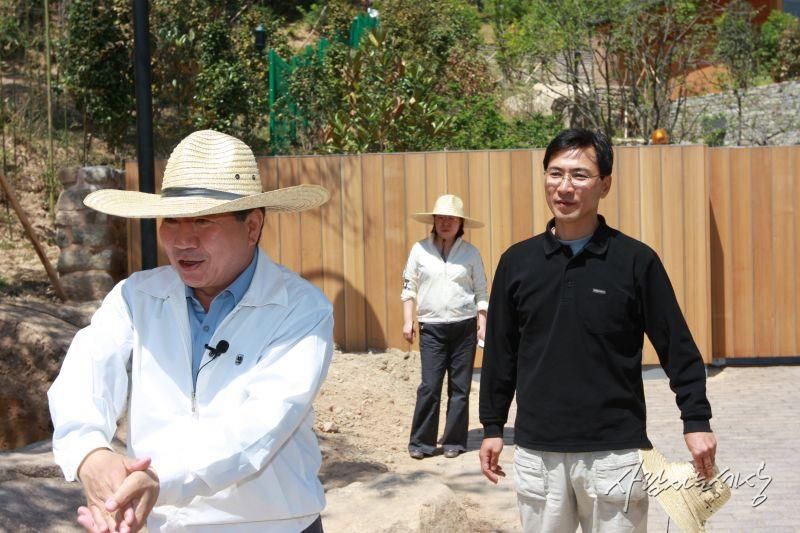 2008년 5월 11일, 봉하마을에서 함께 한 노무현 전 대통령과 저자