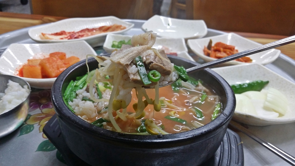 따끈한 국밥 한 그릇을 먹는 건 하루의 피로를 말끔히 씻어내고 허기진 배를 채우기 위함이다.
