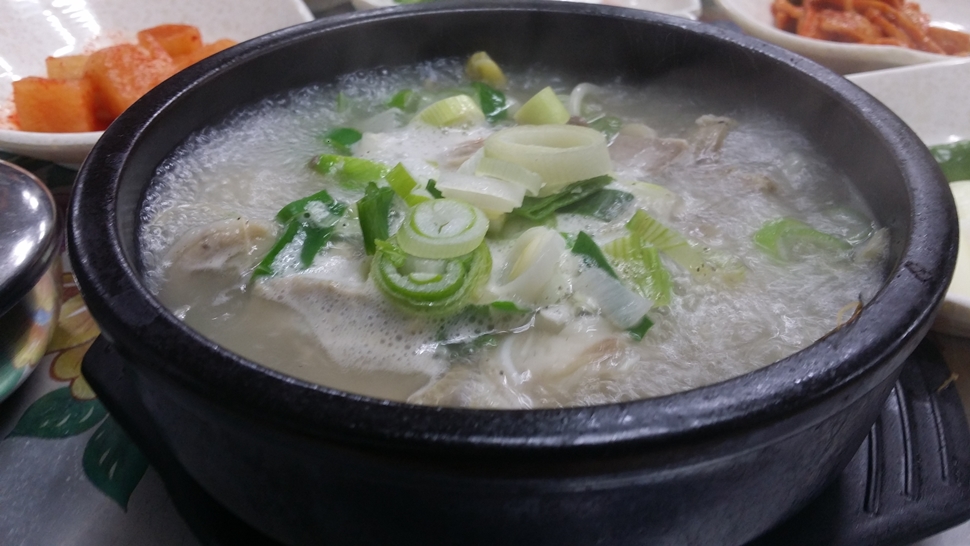  깔끔한 국물에 콩나물과 돼지 부산물이 듬뿍 들어간 국밥은 참 맛깔지다. 
