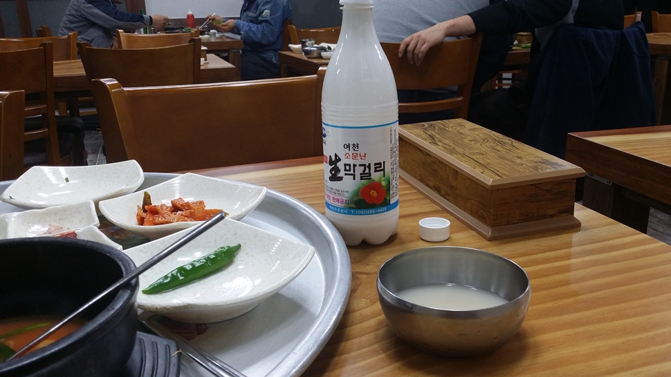  겨울비 내리는 날 맛있는 남도의 국밥 한 그릇에 막걸리 한잔이 참 좋다. 
