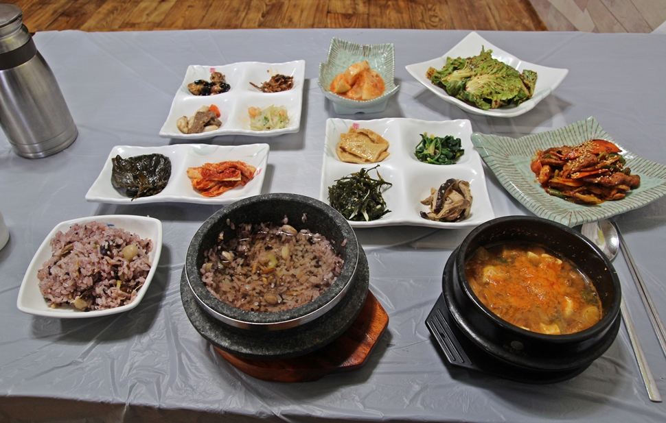 남도의 맛을 오롯이 간직한 그 특별한 음식의 이름은 백년밥상이다. 
