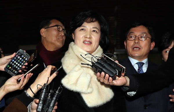 더불어민주당 추미애 대표가 23일 오후 서울 동부지방법원에서 '선거법 위반' 혐의에 대한 선고를 마치고 법정을 나서며 취재진의 질문에 답하고 있다.

추 대표는 이날 벌금 80만 원을 선고받았다.