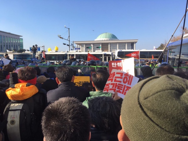 탄핵안이 가결된 날, 국회의사당 정문 앞 역사적 현장