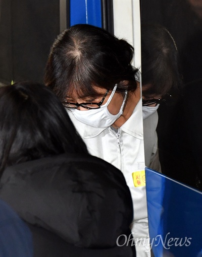박근혜 대통령의 비선실세로 지목된 최순실 씨가 지난 24일 오후 서울 대치동 특검 사무실로 공개 소환되고 있다. 